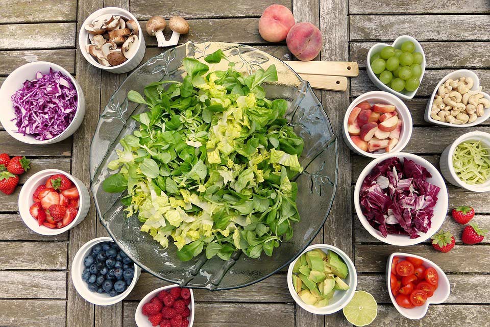 Gesunde Ernährung mit Obst, Gemüse, Beeren, Pilzen und Nüssen