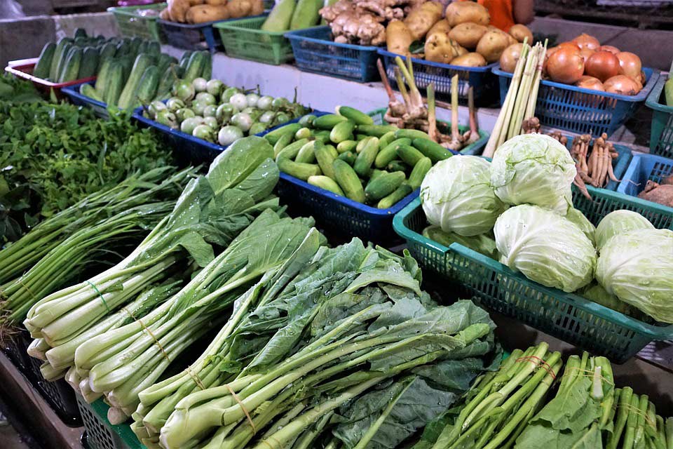 Im Supermarkt heimisches Gemüse kaufen